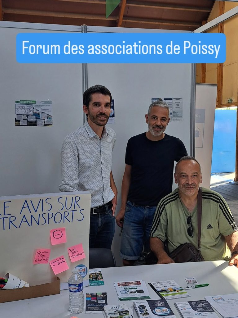 Alper, Gwenaël et Philippe sur le stand des associations de Poissy